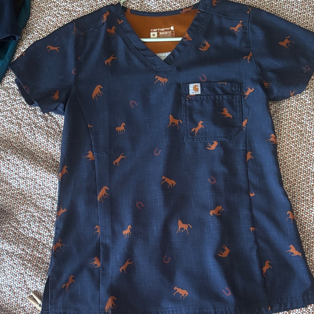 Carhartt women’s scrub top Navy and Orange Horse Print XS NWOT